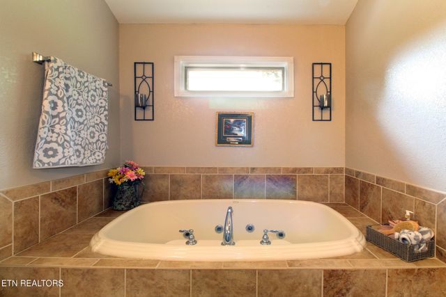 628 Greenwich Drive, Maryville, TN 37803