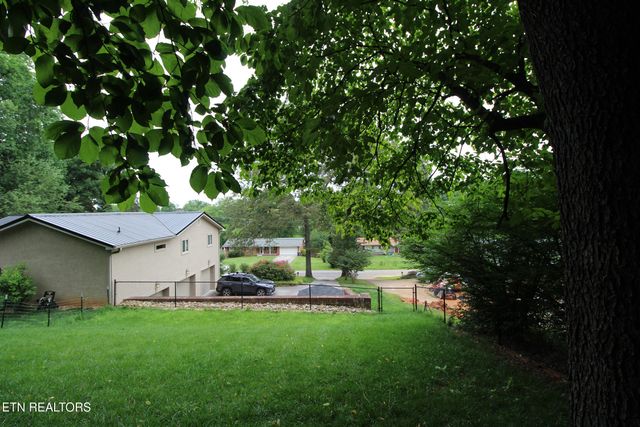 628 Greenwich Drive, Maryville, TN 37803