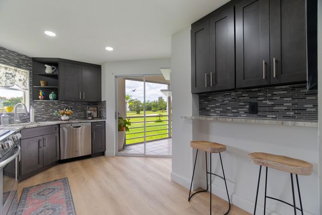 3661 Via Poinciana 211, Lake Worth, FL 33467