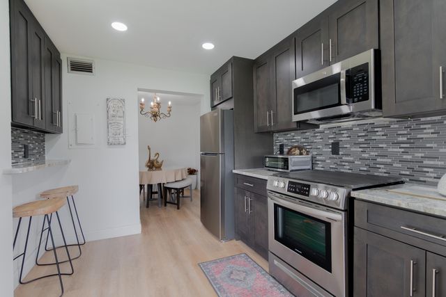 3661 Via Poinciana 211, Lake Worth, FL 33467