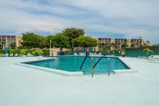 3661 Via Poinciana 211, Lake Worth, FL 33467