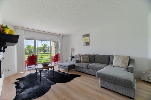 3661 Via Poinciana 211, Lake Worth, FL 33467