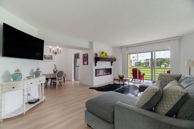 3661 Via Poinciana 211, Lake Worth, FL 33467