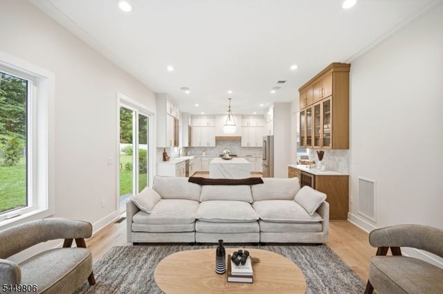 23 Carlisle Dr, Livingston Twp., NJ 07039