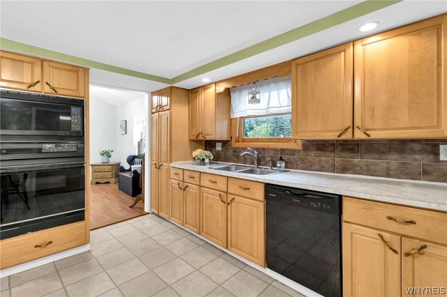 256 Country Parkway, Amherst, NY 14221