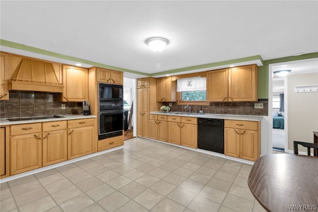 256 Country Parkway, Amherst, NY 14221