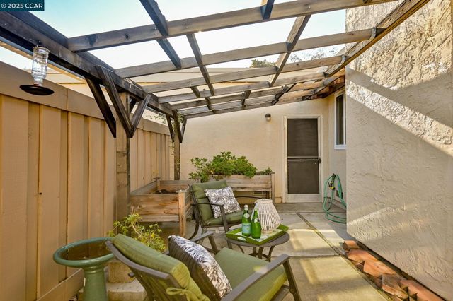 20 Clark Creek Cir, Clayton, CA 94517