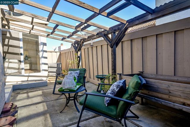 20 Clark Creek Cir, Clayton, CA 94517