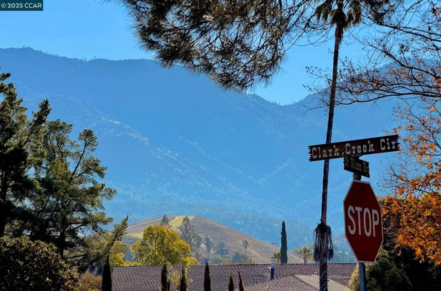 20 Clark Creek Cir, Clayton, CA 94517