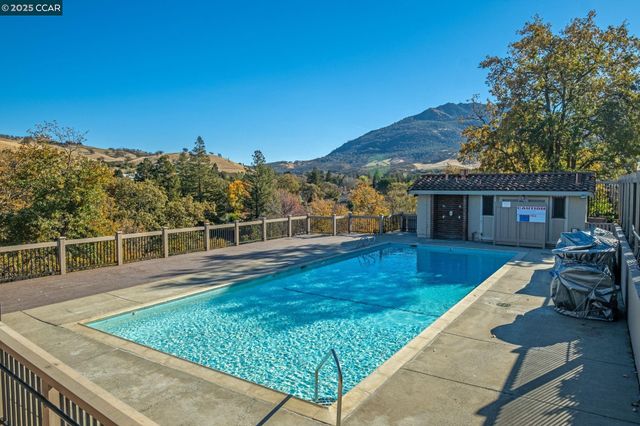 20 Clark Creek Cir, Clayton, CA 94517