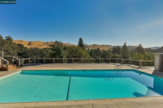 20 Clark Creek Cir, Clayton, CA 94517