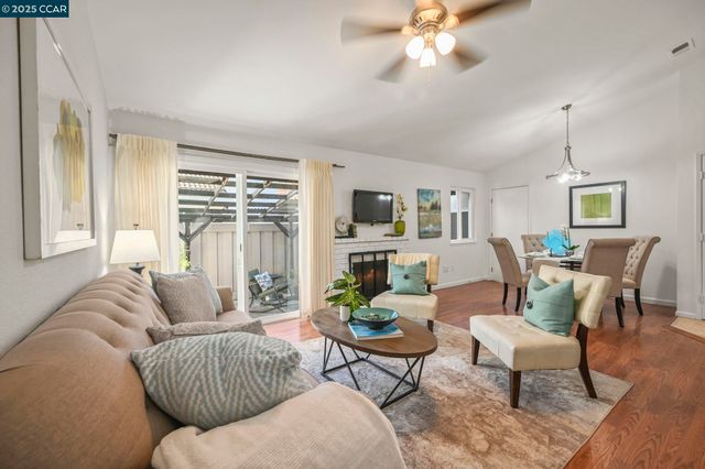 20 Clark Creek Cir, Clayton, CA 94517