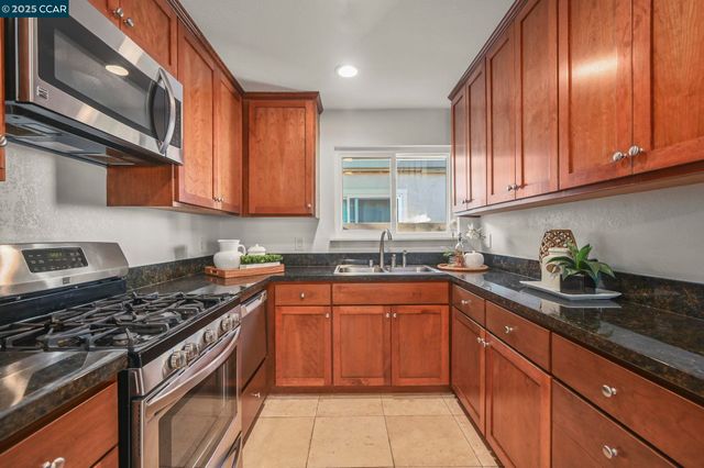 20 Clark Creek Cir, Clayton, CA 94517