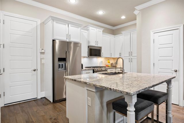 1006 Shepherd Oaks Drive, Houston, TX 77018
