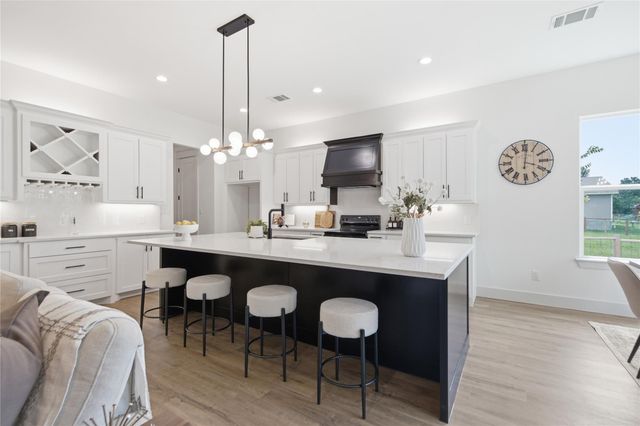145 Kawainui LN, Bastrop, TX 78602