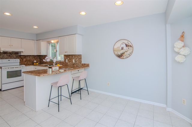 2402 Meadowridge Court, Ann Arbor, MI 48105