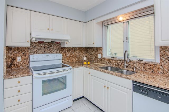 2402 Meadowridge Court, Ann Arbor, MI 48105