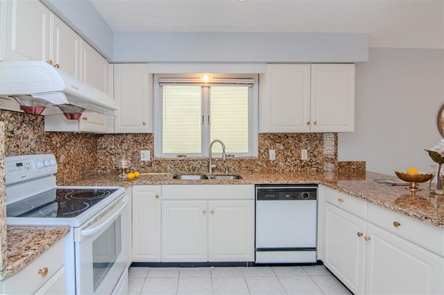 2402 Meadowridge Court, Ann Arbor, MI 48105