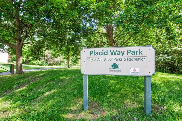 2402 Meadowridge Court, Ann Arbor, MI 48105