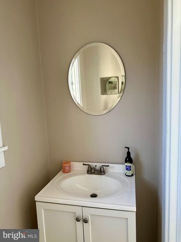 2 CHESTNUT AVE, Narberth, PA 19072