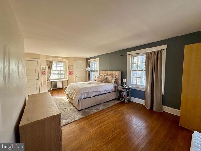 2 CHESTNUT AVE, Narberth, PA 19072