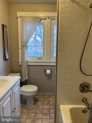 2 CHESTNUT AVE, Narberth, PA 19072