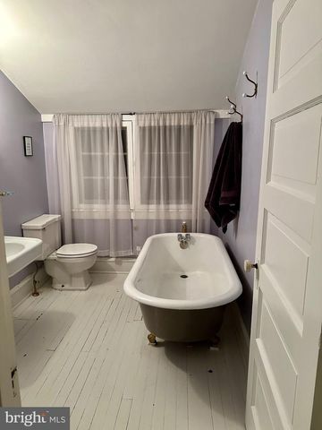 2 CHESTNUT AVE, Narberth, PA 19072