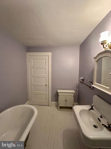 2 CHESTNUT AVE, Narberth, PA 19072