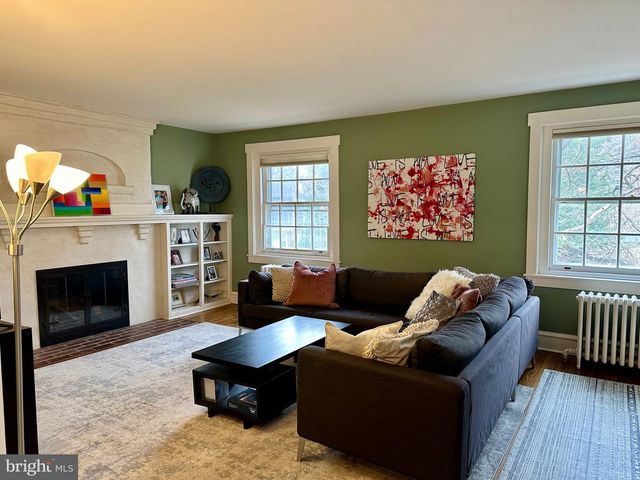2 CHESTNUT AVE, Narberth, PA 19072