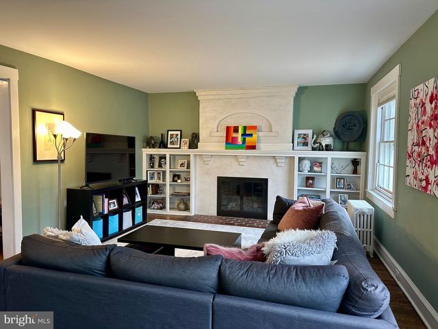 2 CHESTNUT AVE, Narberth, PA 19072
