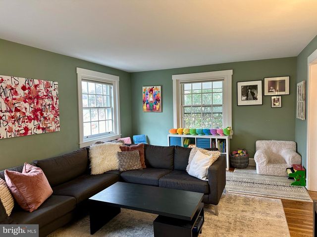 2 CHESTNUT AVE, Narberth, PA 19072