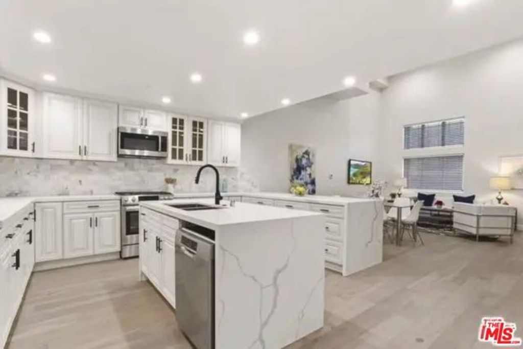 5019 Maplewood Avenue 105, Los Angeles, CA 90004