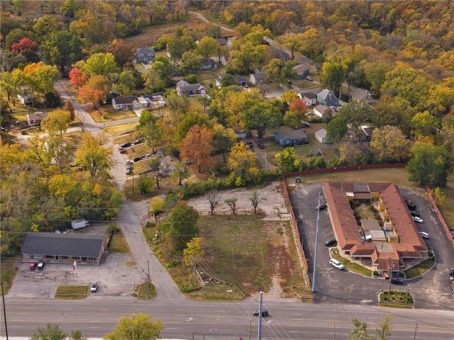 10305 E Us 40 Highway, Independence, MO 64055