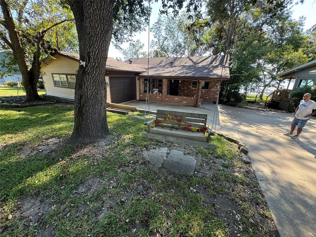 323 Mallard Point, Livingston, TX 77351