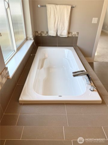 610 Field Place NE, Renton, WA 98059