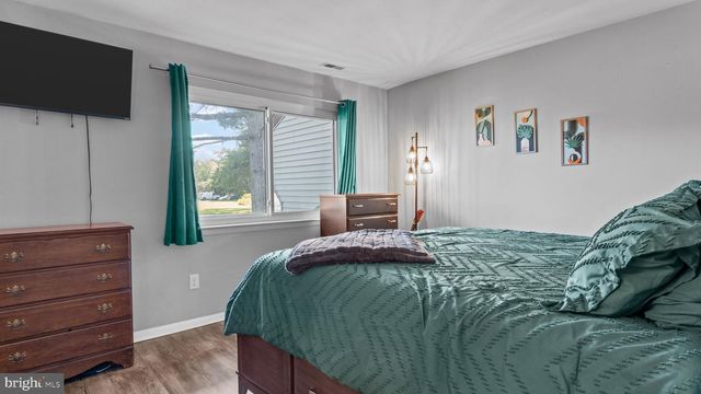 6 E AZALEA LN E, Mount Laurel, NJ 08054