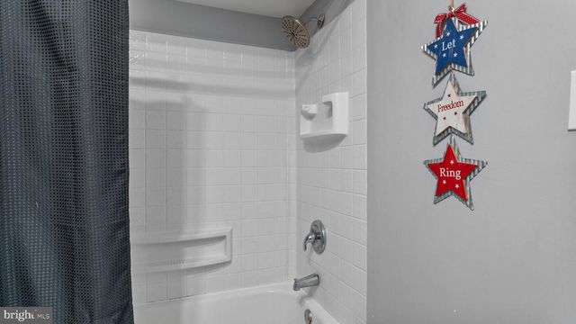 6 E AZALEA LN E, Mount Laurel, NJ 08054