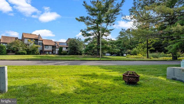6 E AZALEA LN E, Mount Laurel, NJ 08054