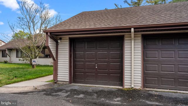 6 E AZALEA LN E, Mount Laurel, NJ 08054