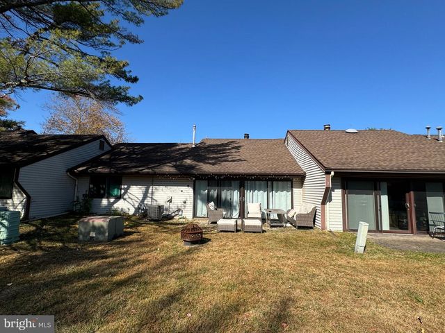 6 E AZALEA LN E, Mount Laurel, NJ 08054