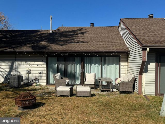 6 E AZALEA LN E, Mount Laurel, NJ 08054