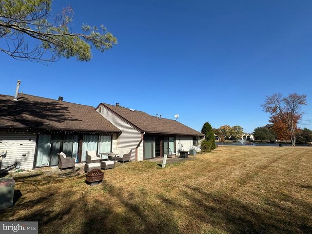 6 E AZALEA LN E, Mount Laurel, NJ 08054