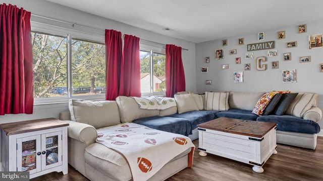 6 E AZALEA LN E, Mount Laurel, NJ 08054