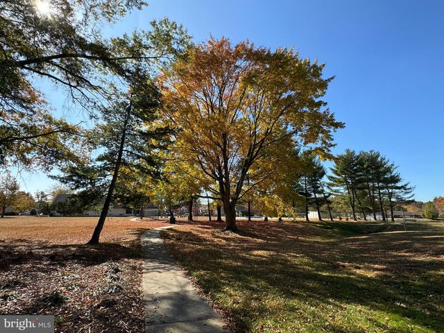 6 E AZALEA LN E, Mount Laurel, NJ 08054