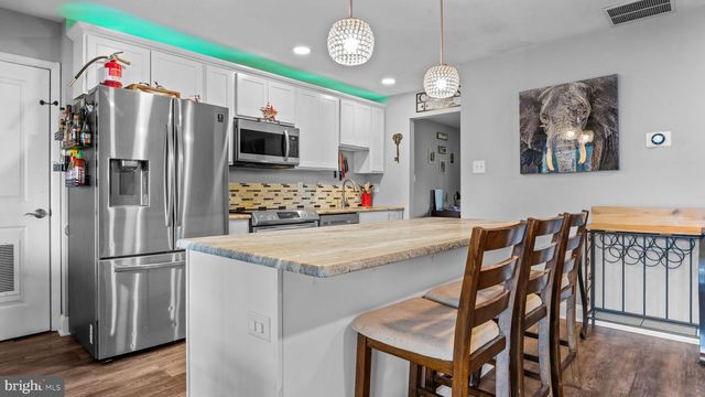 6 E AZALEA LN E, Mount Laurel, NJ 08054