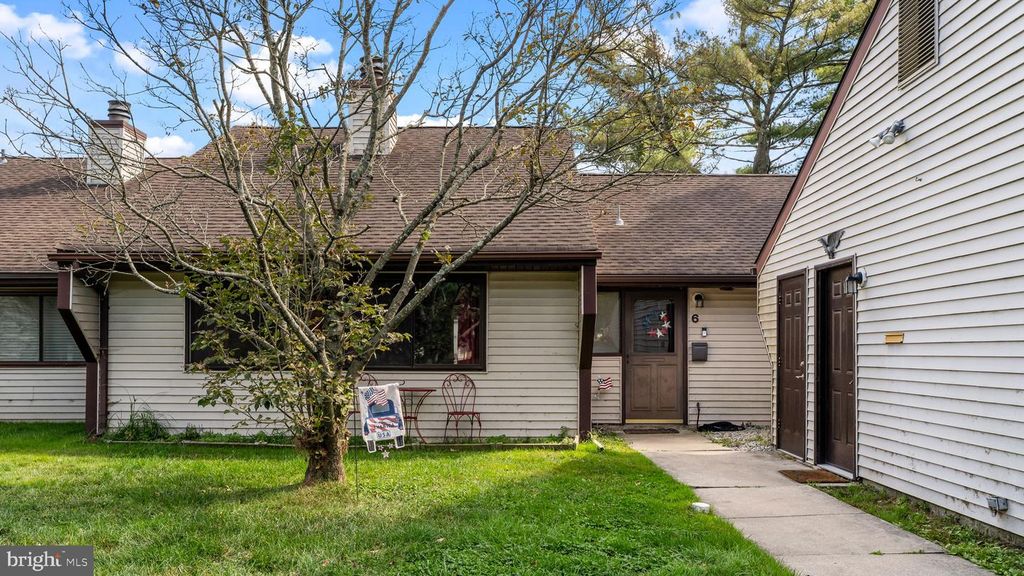 6 E AZALEA LN E, Mount Laurel, NJ 08054