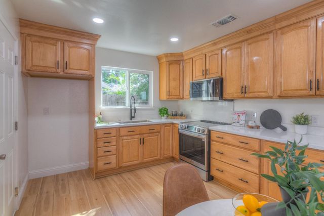 6913 Weddigen, North Highlands, CA 95660