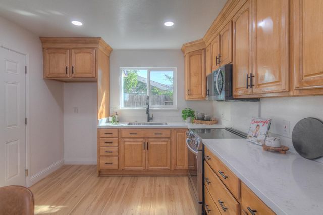 6913 Weddigen, North Highlands, CA 95660