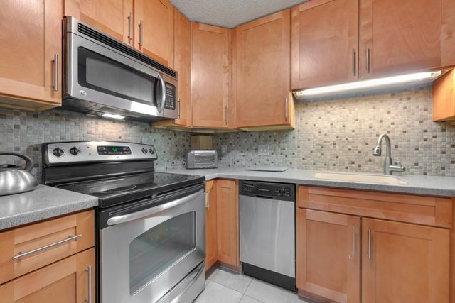 17 Thayer Pond Drive 7, Oxford, MA 01537