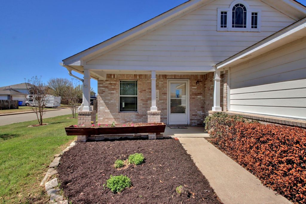 218 Katy B LN, Bastrop, TX 78602